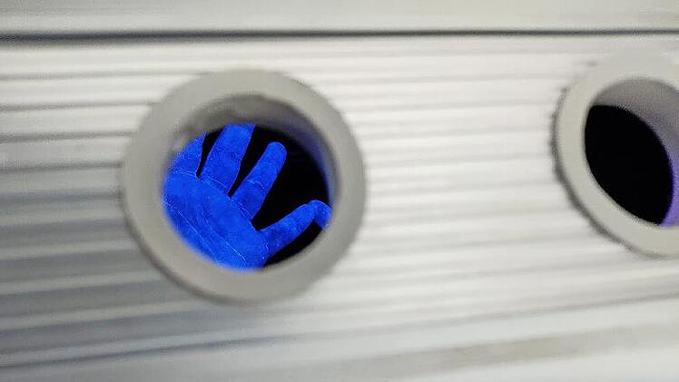 Der &bdquo;Zauberkoffer&ldquo; machte die Bakterien an den H&auml;nden sichtbar.