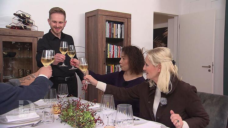 Stilecht beginnt die D&uuml;sseldorf-Woche mit Champagner. Von links: Albert, Kayo und Jutta.