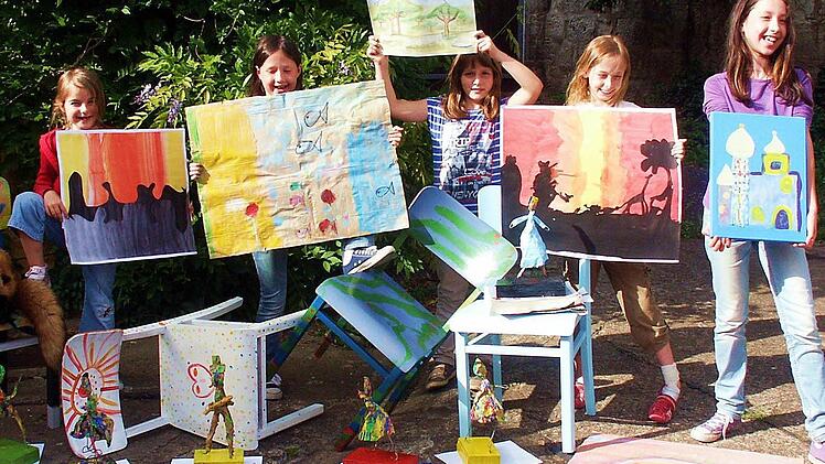 Stolz präsentieren Mia, Maja, Theresa, Maxima und Emma (von links) ihre Werke, die bei dem Kurs in Ebelsbach entstanden sind.