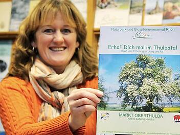 Amtsleiterin Elfriede Böck zeigt das Prospekt "Erhol´ dich mal im Thulbatal", das  es jetzt auch in der Hammelburger Touristinformation in der Kirchgasse gibt. Die Touristiker aus dem Saaletal und der Vorrhön wollen jetzt enger zusammenarbeiten. Foto: Markus Reeh