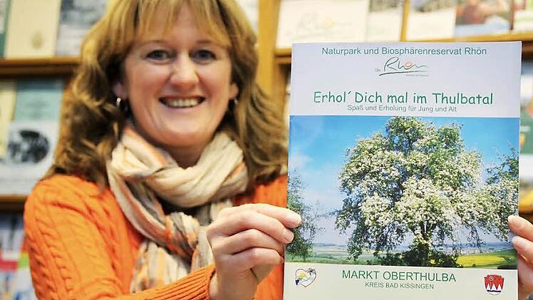 Amtsleiterin Elfriede Böck zeigt das Prospekt "Erhol´ dich mal im Thulbatal", das  es jetzt auch in der Hammelburger Touristinformation in der Kirchgasse gibt. Die Touristiker aus dem Saaletal und der Vorrhön wollen jetzt enger zusammenarbeiten. Foto: Markus Reeh