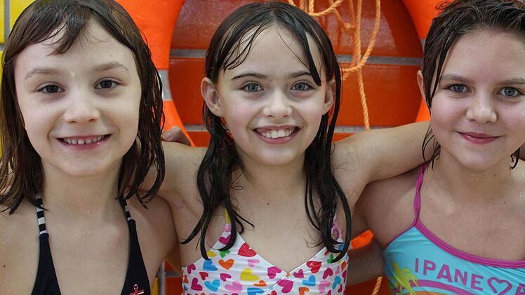 Schwimmen im Hallenbad macht riesig Spaß, meinen Juliana, Isabell und Verena.