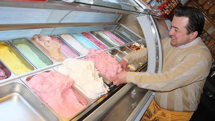 Kunterbunte Vielfalt: Zuillo Velija bestückt in den Morgenstunden seine Eistheke mit den frisch hergestellten Sorten. Foto: Diana Fuchs