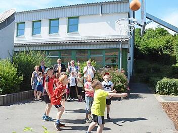 Sie verfolgen den Weg der ersten Bälle in das Basketballkorbnetz: (hinten von links Edeltraud Höhn (Leiterin Mittagsbetreuung), Steffen Matuschek, Michael Engelhardt (Raiffeisenbank Obermain-Nord), Schulleiter Ralf Knöchel und Bürgermeister Egon Herrmann. Foto: Karl-Heinz Hofmann