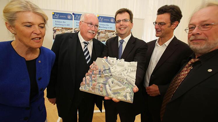 Vizepräsidentin Universität Bamberg Prof. Dr. Astrid Schütz, Regierungspräsident Wilhelm Wenninger, Bürgermeister Dr. Christian Lange, Prof. Dr. Stefan Beitling Bauforscher Universität Bamberg, Prof. Dr. Sebastian Kempgen, Vizepräsident der Universität Bamberg (von links nach rechts).