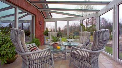 Je größer die Fläche eines Wintergartens ist, desto vielfältiger sind die möglichen Bauformen. Experten empfehlen als Grundfläche mindestens 15 bis 25 Quadratmeter. Foto: Bundesverband Wintergarten