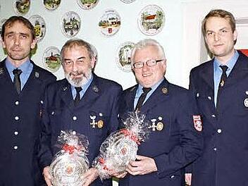 Kreisbrandmeister Roland Hohe (von links), Werner Seybert, Helmut Seybert und Zweiter Vorsitzender Marco Messingschlager  Foto: P. Pöhlmann