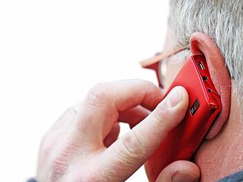 Nur gut sieben Minuten ist das Gehirn zu 100 Prozent aufnahmefähig. Deshalb haben verschiedene Firmen im Landkreis beim Telefonieren eine automatische Unterbrechung mit Musik einbauen lassen.  Foto: FT-Archiv