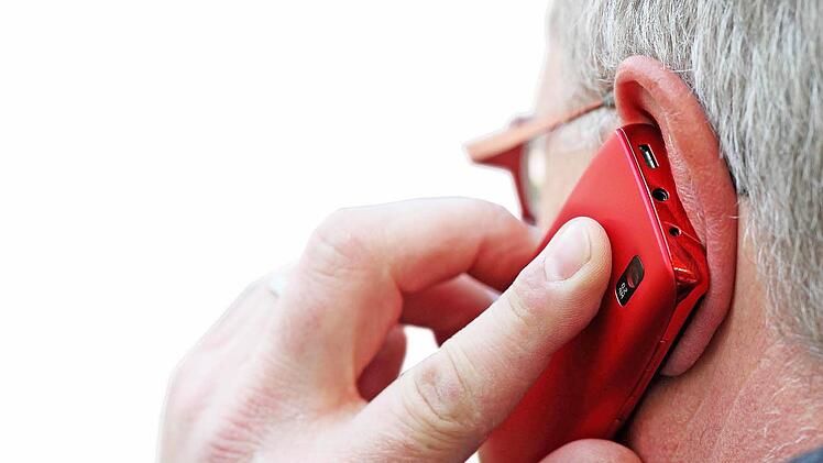 Nur gut sieben Minuten ist das Gehirn zu 100 Prozent aufnahmefähig. Deshalb haben verschiedene Firmen im Landkreis beim Telefonieren eine automatische Unterbrechung mit Musik einbauen lassen.  Foto: FT-Archiv