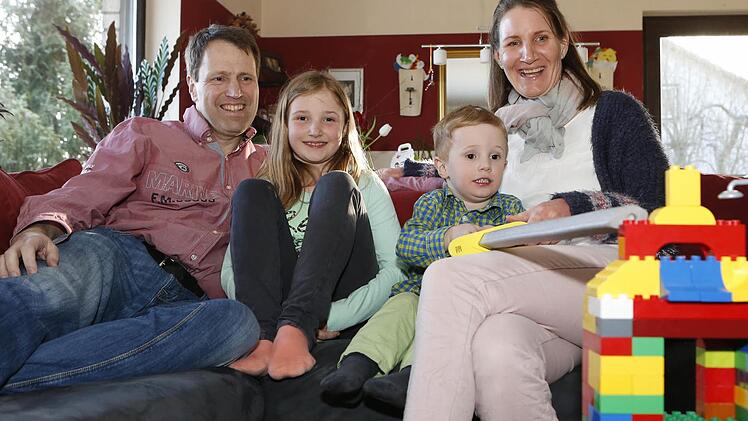 Familie Türcke: Papa Hans-Joachim, die Kinder Hannah und Jan und Mama SandraFoto: Matthias Hoch