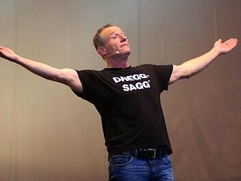 So lieben sie ihn: Der "fränggische" Kabarettist Michl Müller präsentierte sein Programm "Ausfahrt freihalten". Foto: Klaus Werner
