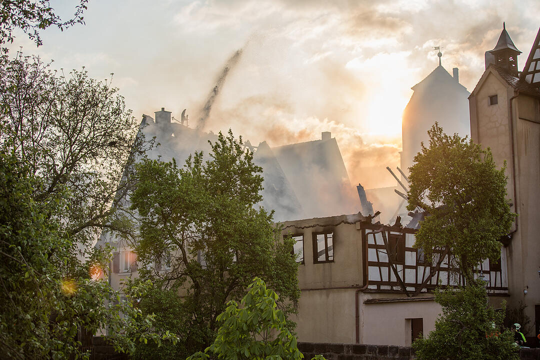 Historische Fachwerkhäuser in Spalt brennen aus - mehrere Verletzte