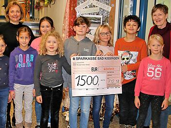 Eine Spende über 1500 Euro überreichte Ilse Schwarz (rechts), die  Geschäftsführerin der drei Maßbacher Solarstromgesellschaften, an Simone  Heinz (links), die Rektorin der Grundschule Poppenlauer. Mit dabei waren  auch Schülerinnen und Schüler aus allen Klassen. Foto: Dieter Britz