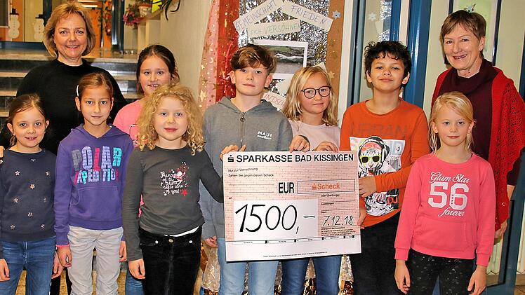 Eine Spende über 1500 Euro überreichte Ilse Schwarz (rechts), die  Geschäftsführerin der drei Maßbacher Solarstromgesellschaften, an Simone  Heinz (links), die Rektorin der Grundschule Poppenlauer. Mit dabei waren  auch Schülerinnen und Schüler aus allen Klassen. Foto: Dieter Britz