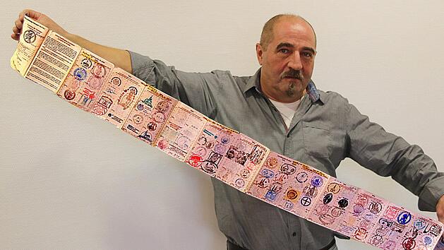 Stempel aller Kirchen, die er besuchte, und aller Herbergen, in denen er  übernachtete, hat Robert Reuscher in seinem Pilgerausweis gesammelt. 82 Tage  brauchte er für den Weg von Burghausen nach Santiago de Compostela. Foto:  Dieter Britz