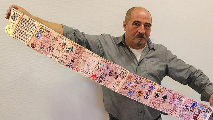Stempel aller Kirchen, die er besuchte, und aller Herbergen, in denen er  übernachtete, hat Robert Reuscher in seinem Pilgerausweis gesammelt. 82 Tage  brauchte er für den Weg von Burghausen nach Santiago de Compostela. Foto:  Dieter Britz