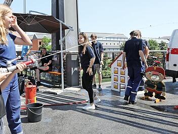 Nur als abgespeckte digitale Version geht in diesem Jahr der Tag der Jugend über die Bühne. Tolle Live-Erlebnisse wie das Wasserzielschießen der Jugendfeuerwehr, wie hier im vergangenen Jahr auf der Kettenbrücke, müssen coronabedingt außen vor bleiben.  Foto: Barbara Herbst