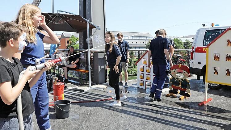 Nur als abgespeckte digitale Version geht in diesem Jahr der Tag der Jugend über die Bühne. Tolle Live-Erlebnisse wie das Wasserzielschießen der Jugendfeuerwehr, wie hier im vergangenen Jahr auf der Kettenbrücke, müssen coronabedingt außen vor bleiben.  Foto: Barbara Herbst