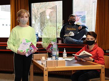 Sie haben überzeugt: Leander Lang (von rechts) vertritt das Franz-Miltenberger-Gymnasium beim Regionalentscheid. Valentin Hohmann und Emma Müller belegten den zweiten und dritten Platz. Foto: Ulrike Müller