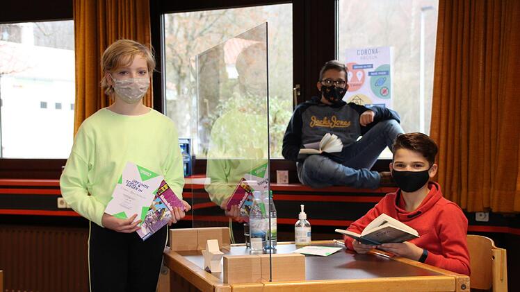 Sie haben überzeugt: Leander Lang (von rechts) vertritt das Franz-Miltenberger-Gymnasium beim Regionalentscheid. Valentin Hohmann und Emma Müller belegten den zweiten und dritten Platz. Foto: Ulrike Müller