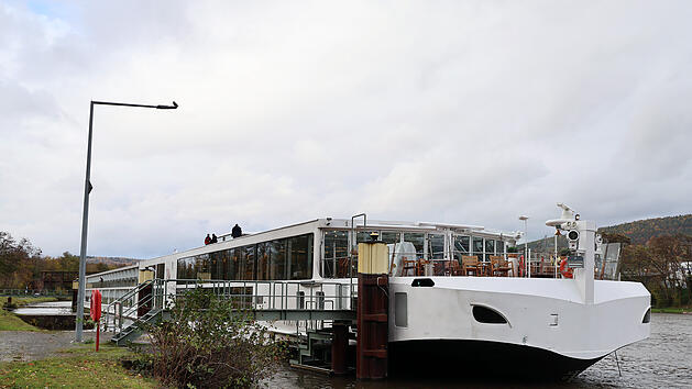 Flusskreuzfahrtschiff f&auml;hrt auf Main bei Miltenberg gegen Eisenbahnbr&uuml;cke