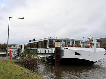 Flusskreuzfahrtschiff fährt auf Main bei Miltenberg gegen Eisenbahnbrücke