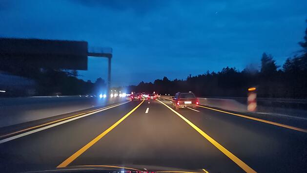 Autobahn nachts, Dunkelheit, D&auml;mmerung, Sperrung, Umleitung, Bauarbeiten, Baustelle