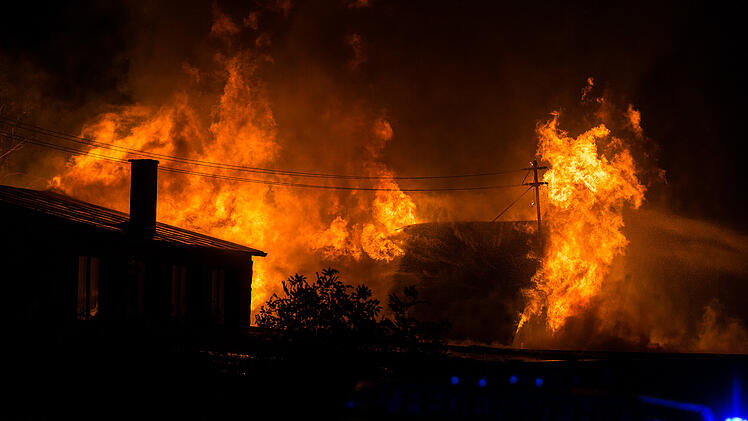 Gro&szlig;er Brand auf Bauernhof im Kreis Hof - Anwesen brennt komplett nieder