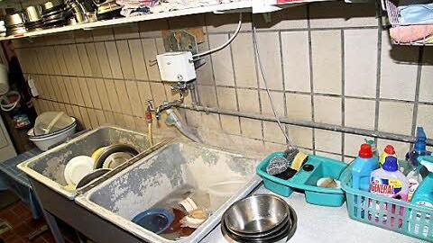 Auf engsten Raum finden die Reinigungsarbeiten der Näpfe statt.