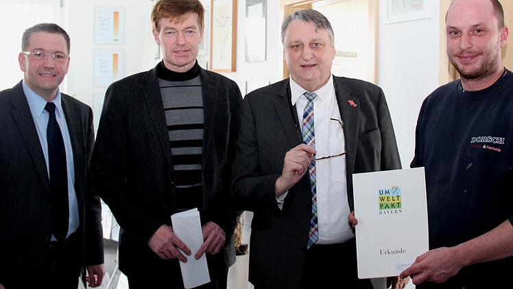 Bei der Übergabe der Urkunde, von links Bürgermeister Karsten Fischkal, Willi Dorsch, Landrat Eberhard Irlinger und Markus Dorsch.  Foto: Johanna Blum
