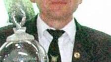Schützenmeister Manfred Schramm nahm den Pokal für die "Hubertusschützen" in Empfang. Er wird nun im Trophäenschrank des Dürrenrieder Vereins verbleiben.  Foto: Gerhard Schmidt