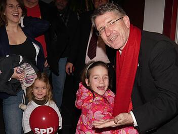 Enkelin Victoria war schneller als anderen und gratulierte Michael Busch als erste zur Landrats-Nominierung. Foto: Berthold Köhler