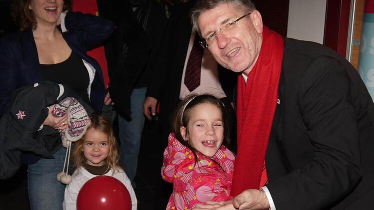 Enkelin Victoria war schneller als anderen und gratulierte Michael Busch als erste zur Landrats-Nominierung. Foto: Berthold Köhler