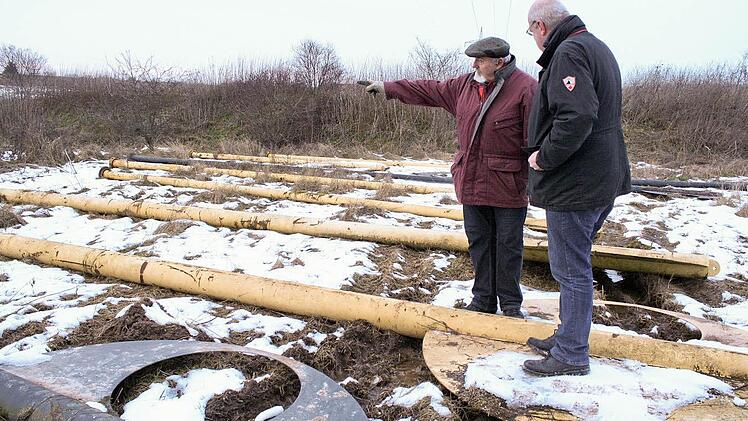 Hermann Proksch (l.) und Georg Dorsch begutachteten die seit zehn Jahren eingelagerten Windfahnen. Foto: Evi Seeger