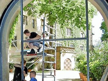 Die hohe Tordurchfahrt von Schloss Aschach wird gerade beidseitig verglast. Die Postkutsche fährt künftig um das Schloss außen herum und gelangt von hinten in den Innenhof. Fotos: Sigismund von Dobschütz