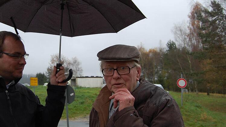 Ein Zeitzeuge, der die Erinnerung wach hält: Reinhold Meyer (rechts) aus Rottenbach. Fotos: Detlef König