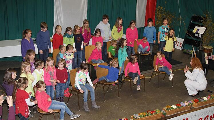 Mit einem fröhlichen Stuhllied erfreute der Nachwuchs die Besucher des Kreissängertags.  Foto: Gerda Völk