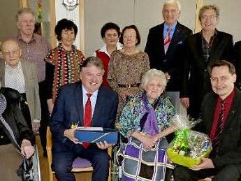 Die Jubilarin Dorothea Grete Zeyher (vorne, Zweite von rechts) im Kreise der Gratulantenschar. Foto: Klaus-Peter Wulf