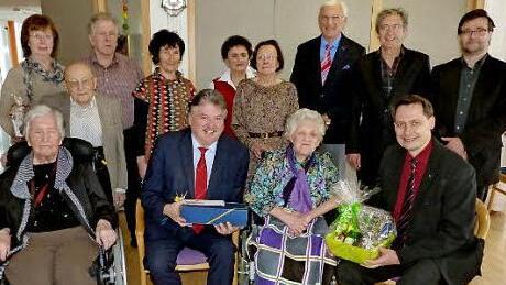 Die Jubilarin Dorothea Grete Zeyher (vorne, Zweite von rechts) im Kreise der Gratulantenschar. Foto: Klaus-Peter Wulf