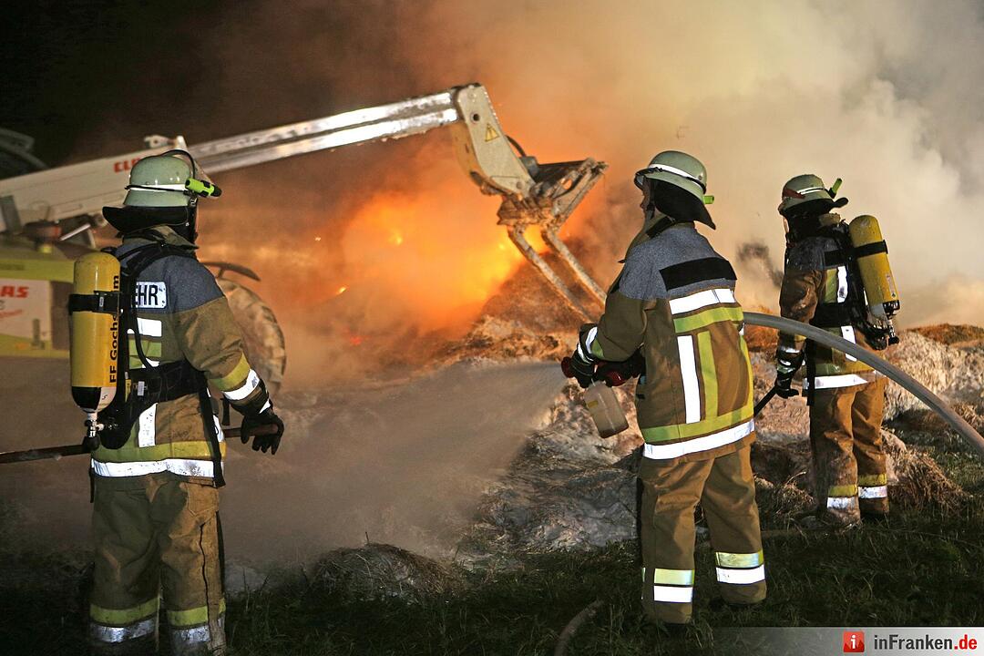 150 Strohballen gehen lichterloh in Flammen auf - Brandstiftung wahrscheinlich