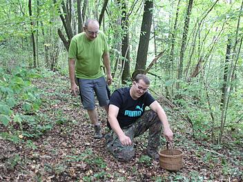 Florian Seuß (vorne) und Michael Wich zeigen, wo sie am Sonntag eine Fliegerbombe fanden, während sie nach Pilzen suchten. Foto: Andreas Schmitt