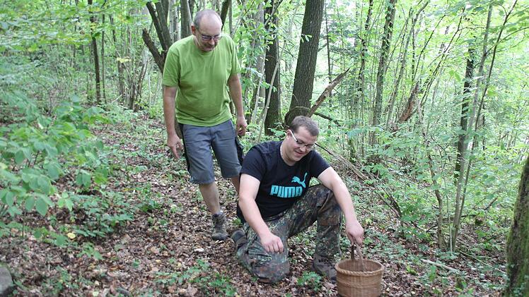 Florian Seuß (vorne) und Michael Wich zeigen, wo sie am Sonntag eine Fliegerbombe fanden, während sie nach Pilzen suchten. Foto: Andreas Schmitt