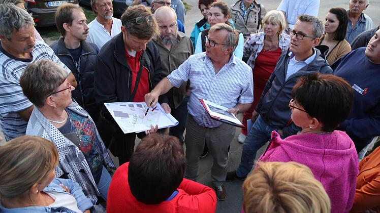 Dieter Blase und Bürgermeister Seeber mussten viele Fragen beantworten. Foto: Franz Galster