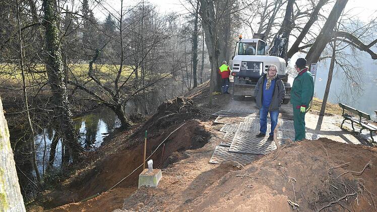 Nur ein schmaler Damm trennt den tiefer gelegenen Hollergraben (links) vom linken Regnitzarm (rechts). Ein unkontrollierter Durchbruch hätte fatale Folgen.   Foto: Ronald Rinklef