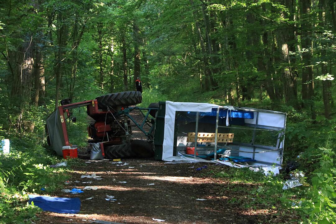 Traktor kippt bei Falkenberg um - 13 Verletzte
