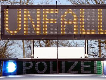 Ein Rechts&uuml;berholer hat auf der A9 einen Verkehrsunfall verursacht. Die Folge: Drei Leichtverletzte und neun Kilometer Stau. Symbolfoto: Carsten Rehder dpa/lno