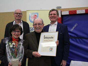 Norbert Binder wurde von den Vorsitzenden Matthias Benner (links) und Willy Willeke (rechts) zum Ehrenmitglied ernannt. Darüber freute sich auch seine Frau Annemarie Binder. Foto: Angelika Silberbach