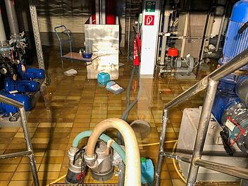 Statt der Becken wurde der Technikraum des Hallstadter Freibads geflutet.Foto: Stadt Hallstadt