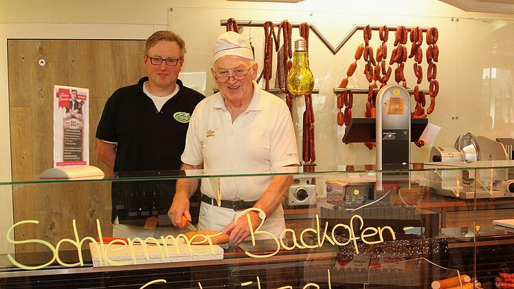 Metzgermeister und Koch Jürgen Espig (links) und Vater Horst begutachten gemeinsam die Auslagen in der Theke. Foto: Günther Geiling