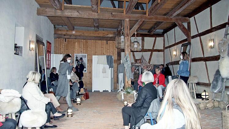 Die Scheune im Langschen Innenhof steht für Kultur. Diesmal war sie Stätte einer Modenschau.  Foto: Richard Sänger